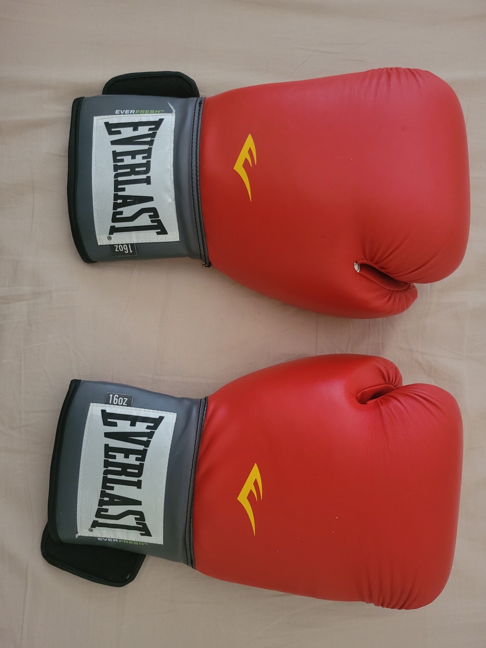 Everlast Pro Style Training Boxing Gloves - Red - Picture 2 of 3
